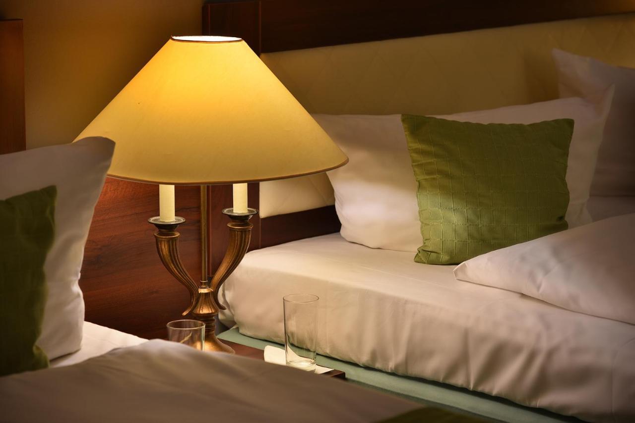 Season Three Stars Hotel Prag