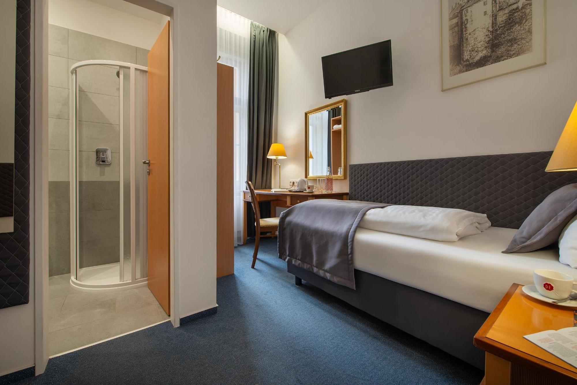 Season Three Stars Hotel 3*